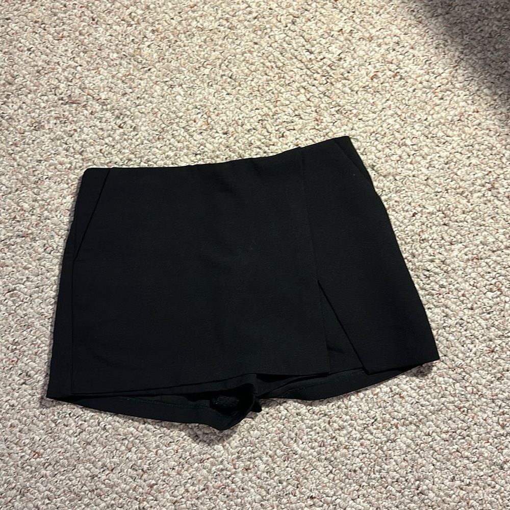 FOREVER 21 BLACK SKORT